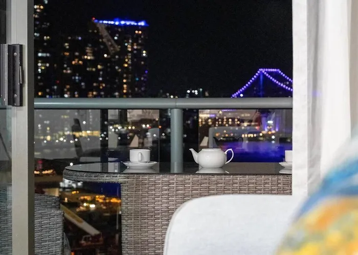 Story Bridge & River View 2B1B Apt W Free Parking!