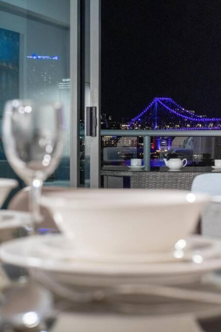 Apartment Story Bridge & River View 2b1b W Free Parking! *